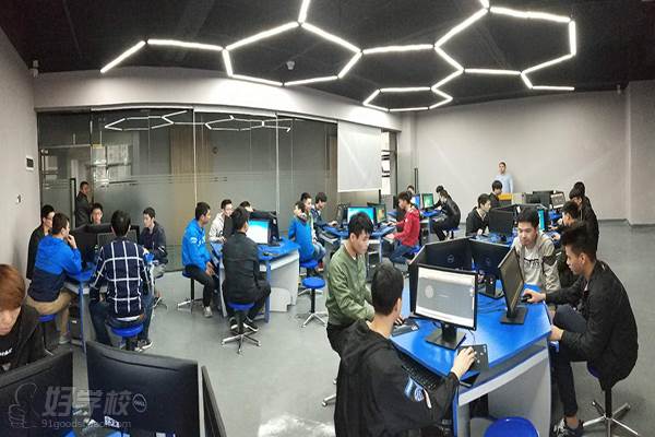 匯邦機(jī)器人學(xué)院 五大教學(xué)實(shí)訓(xùn)區(qū)引領(lǐng)網(wǎng)絡(luò)技術(shù)人才培養(yǎng)新范式